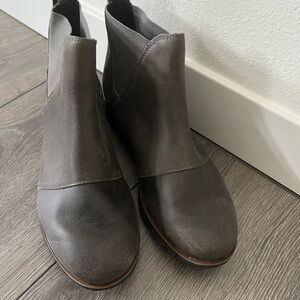 Sorel Women's Gray Chelsea Ankle Boots - Sleek Slip-On Style Size 6